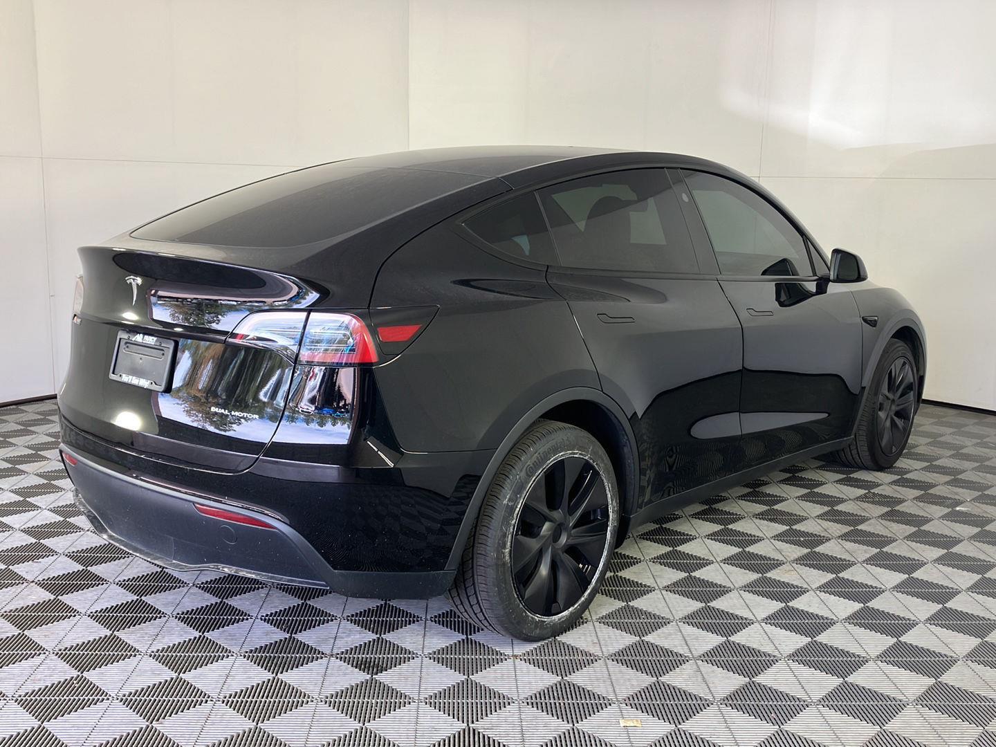 View vehicle photo 5