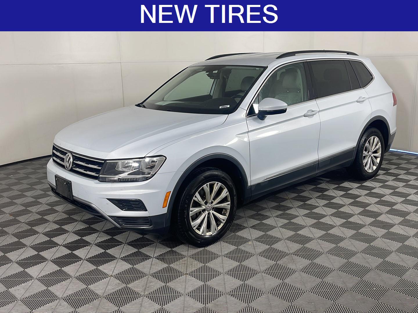 White Silver Metallic 2018 Volkswagen Tiguan SUV / Crossover All-Wheel Drive Automatic