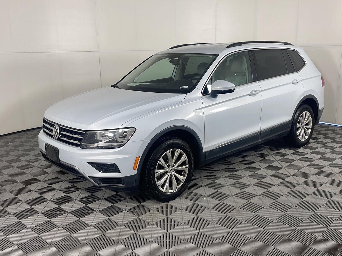 White Silver Metallic 2018 Volkswagen Tiguan SUV / Crossover All-Wheel Drive Automatic