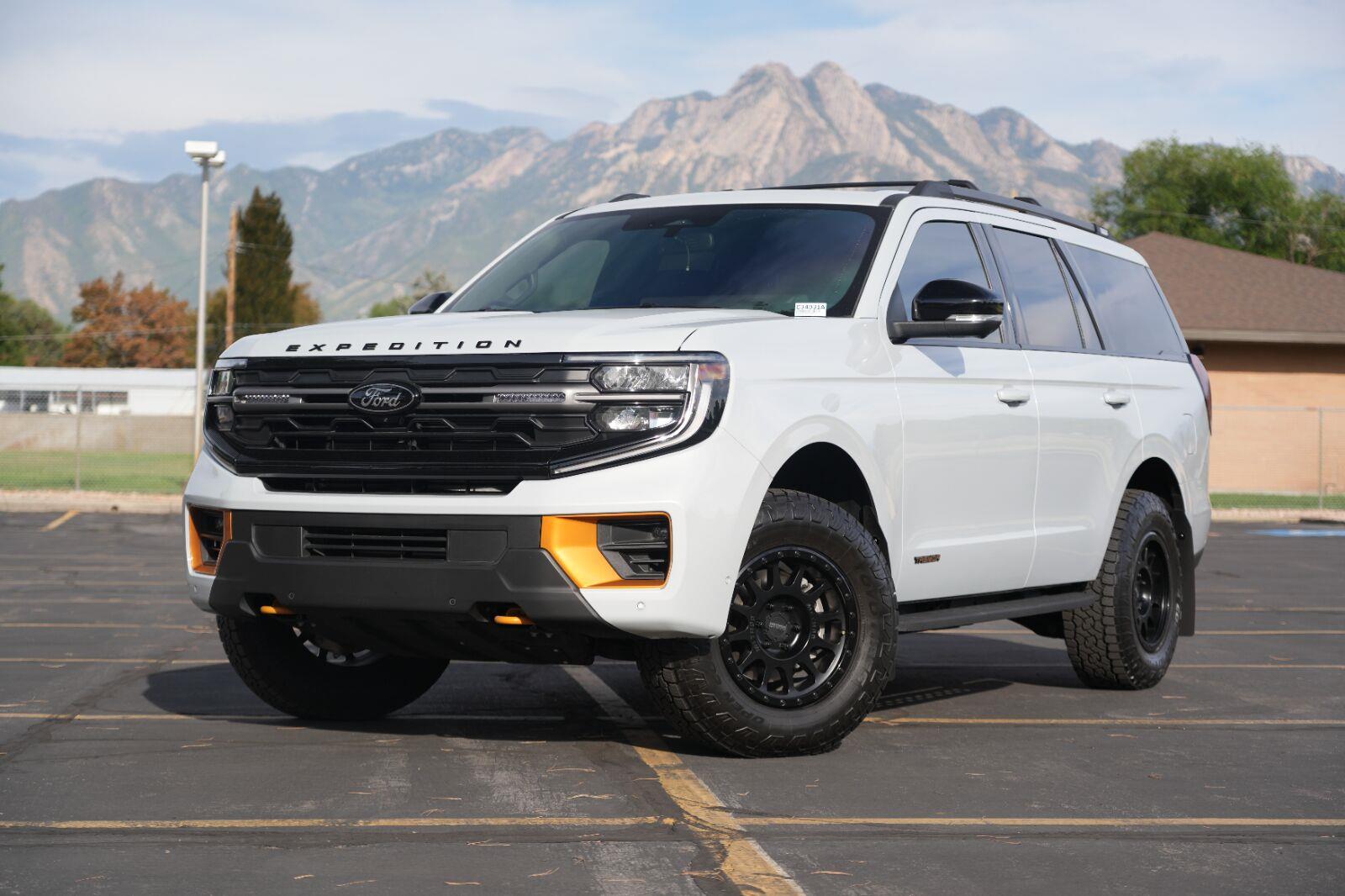 Space Silver 2025 Ford Expedition SUV / Crossover Four-Wheel Drive Automatic