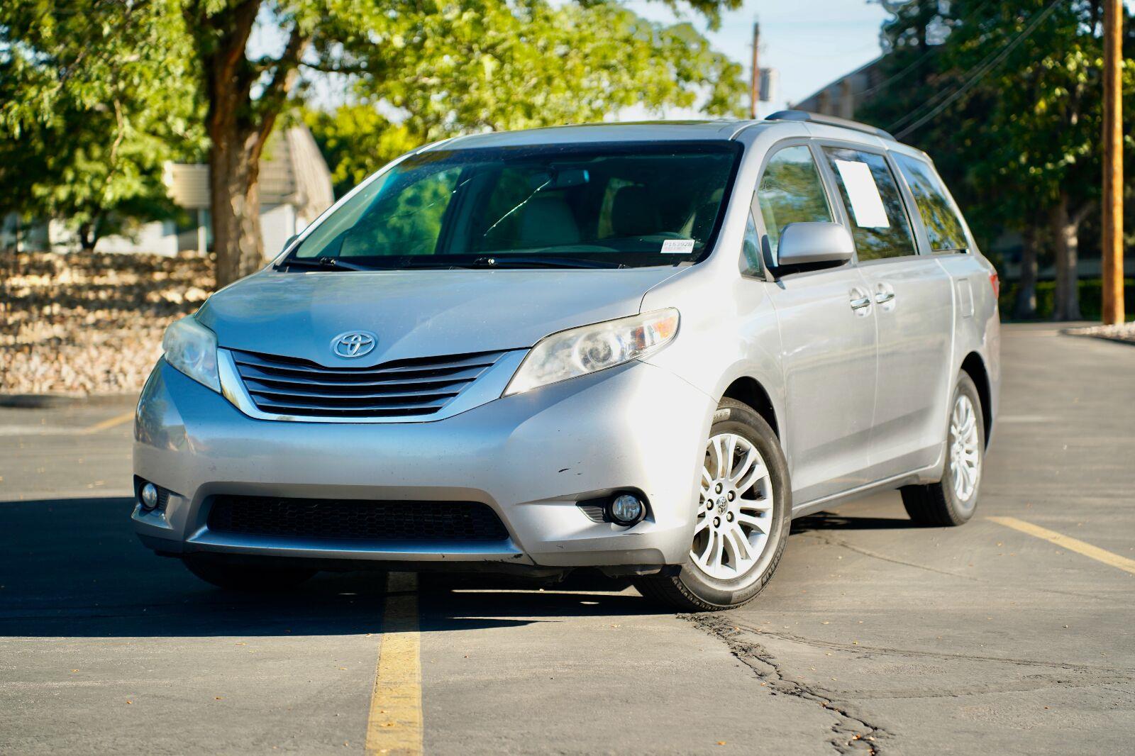 Silver Sky Metallic 2017 Toyota Sienna Minivan Front-Wheel Drive Automatic