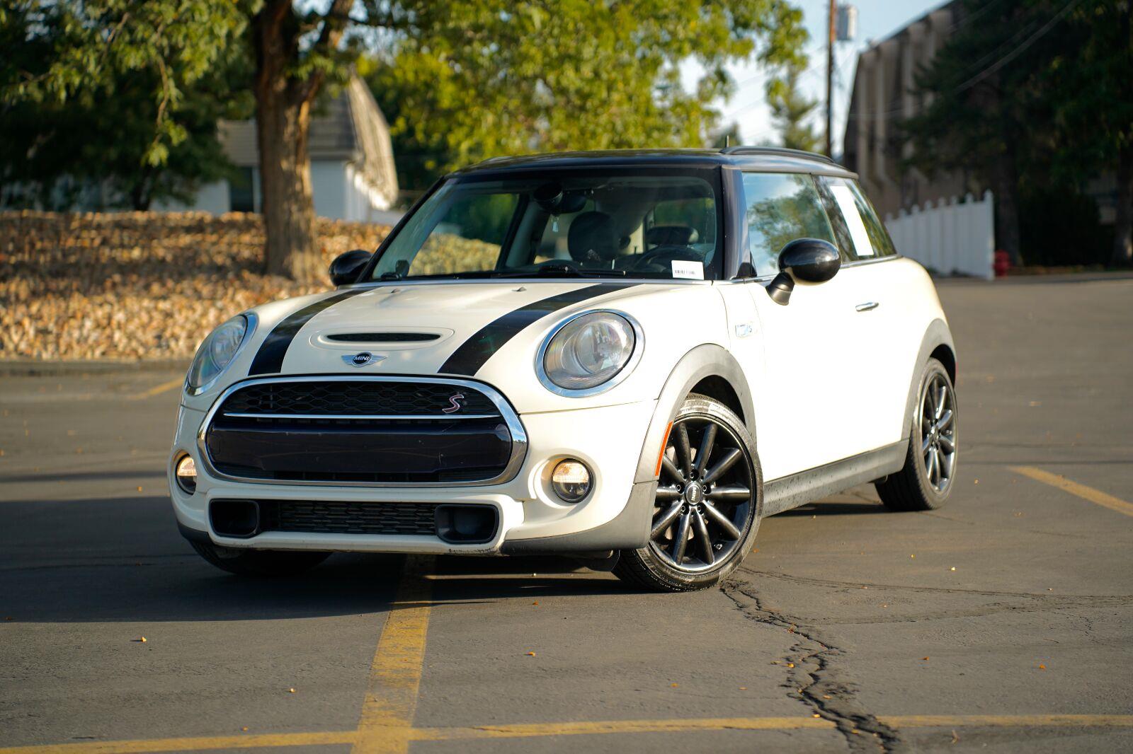 Pepper White 2016 MINI Cooper Hatchback Front-Wheel Drive 6-Speed Manual