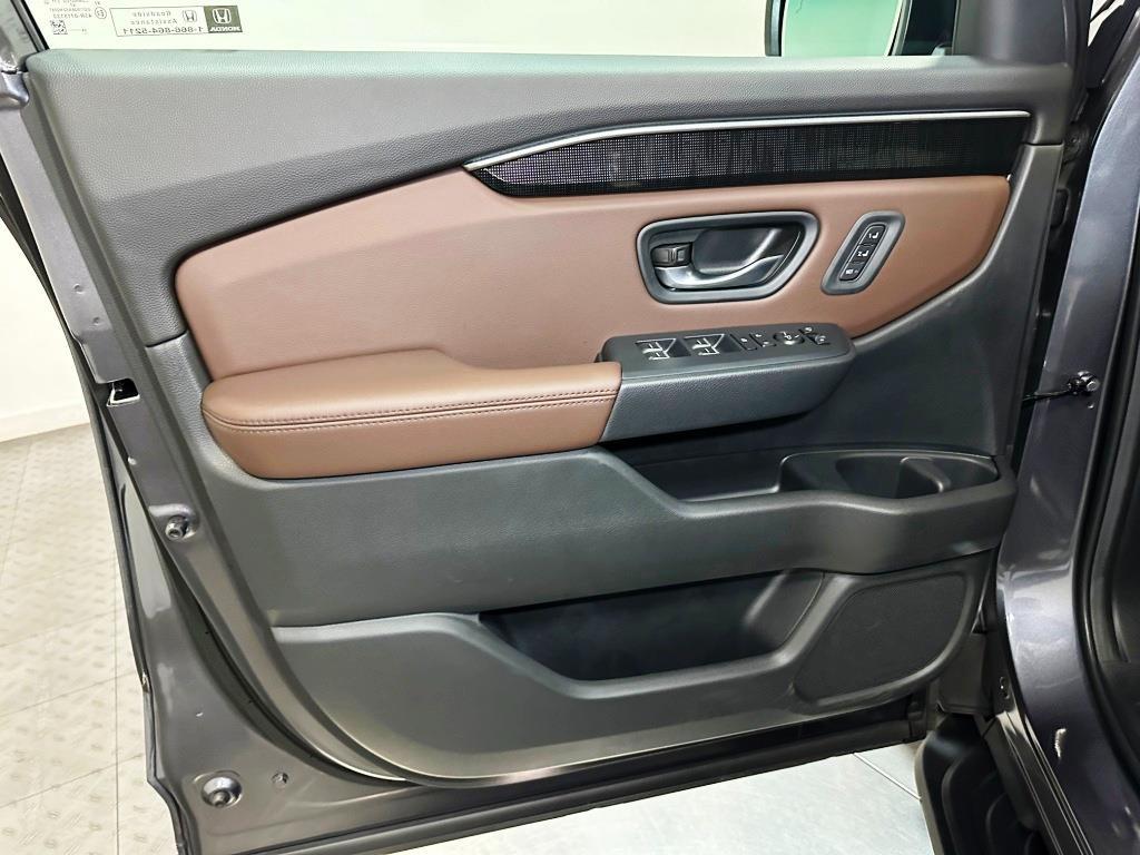 2025 Honda Pilot Elite - Modern Steel exterior view 11