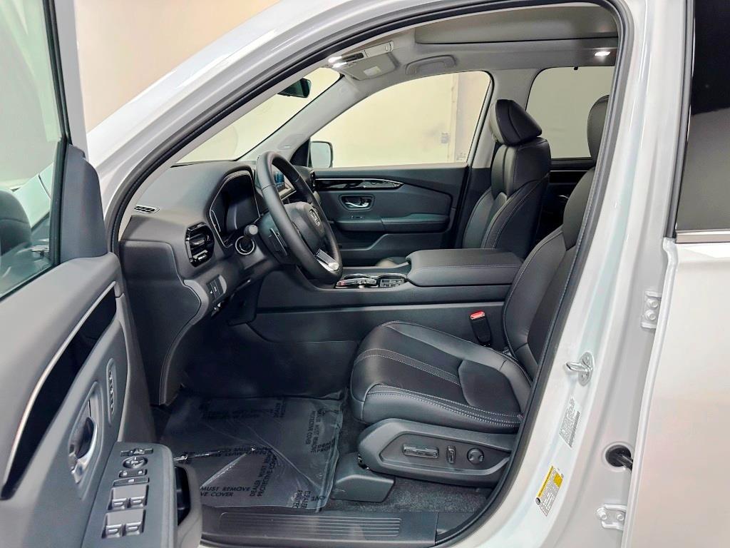 2025 Honda Pilot Touring - Platinum White Pearl exterior view 13