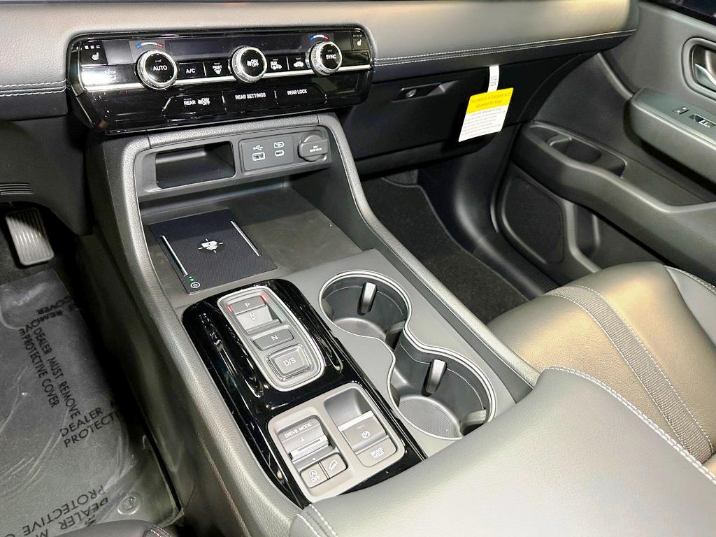 2025 Honda Pilot Touring - Platinum White Pearl exterior view 20