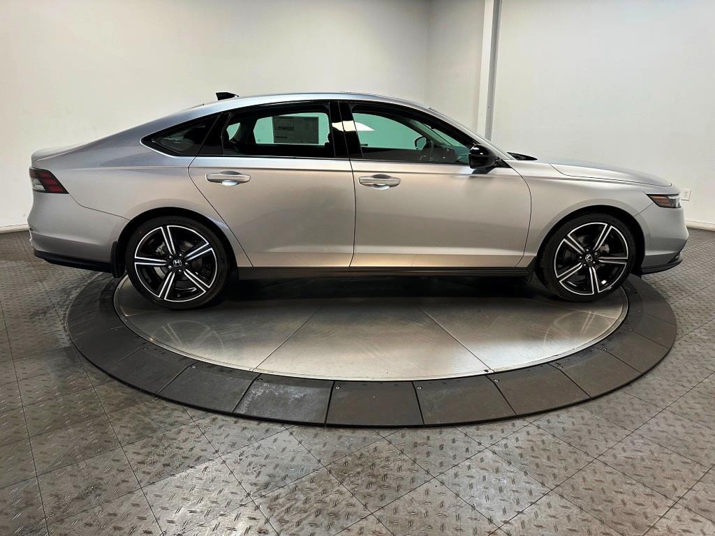 2026 Honda Accord Sedan SE - Solar Silver Metallic exterior view 9