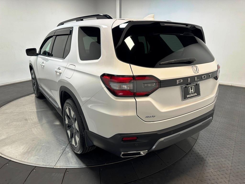 2026 Honda Pilot Touring - Platinum White Pearl exterior view 6