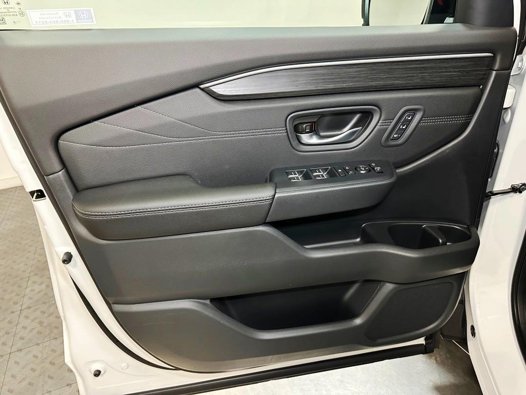 2026 Honda Pilot Touring - Platinum White Pearl exterior view 11