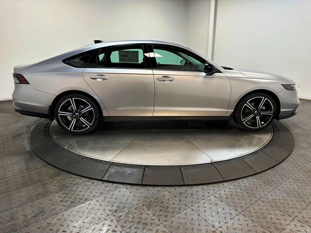 2026 Honda Accord Sedan SE - Solar Silver Metallic exterior view 9