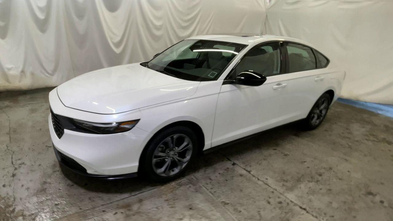 2025 Honda Accord Sedan SE - Platinum White Pearl exterior view 4