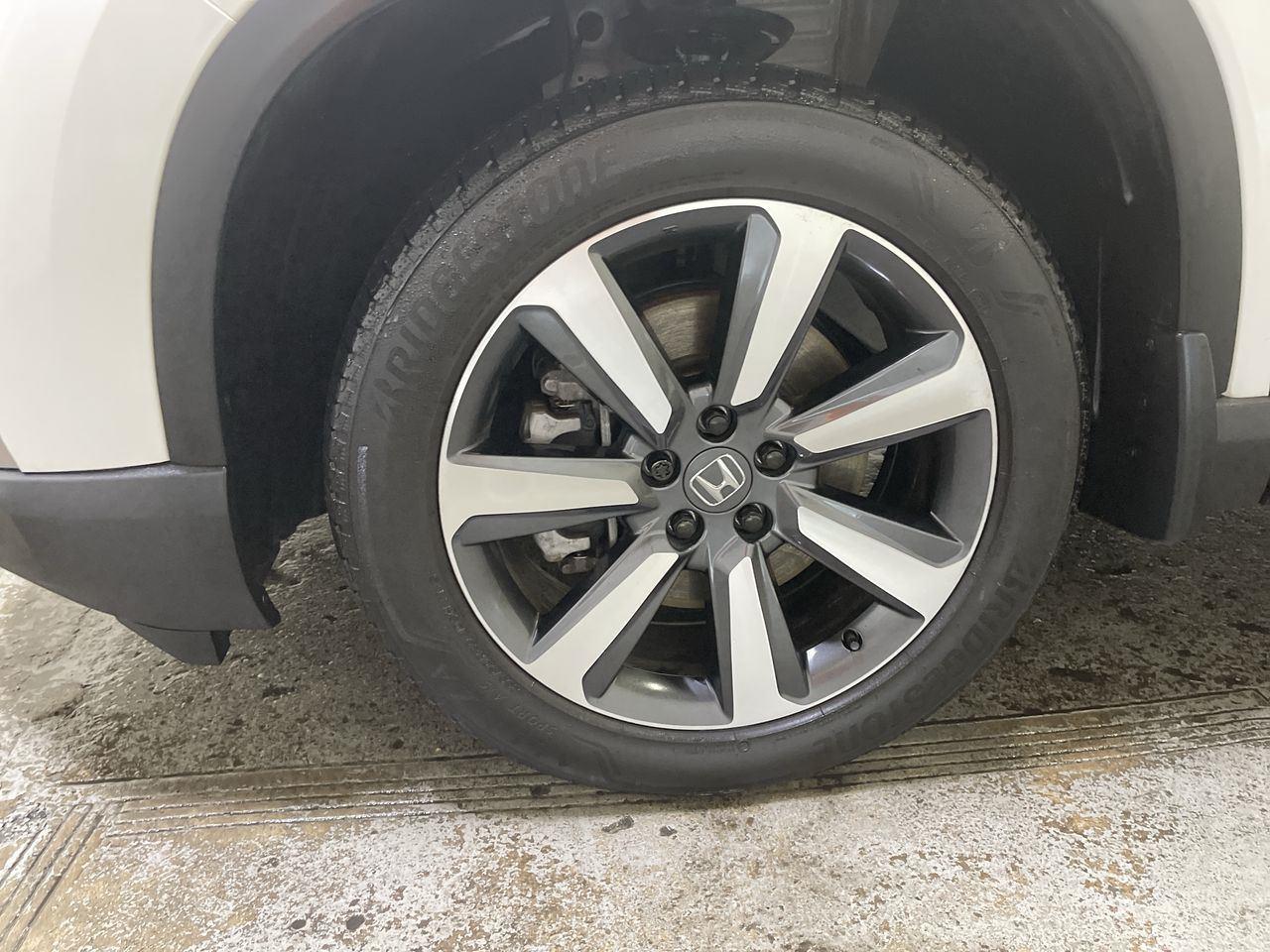 2025 Honda Pilot Touring - Platinum White Pearl exterior view 10