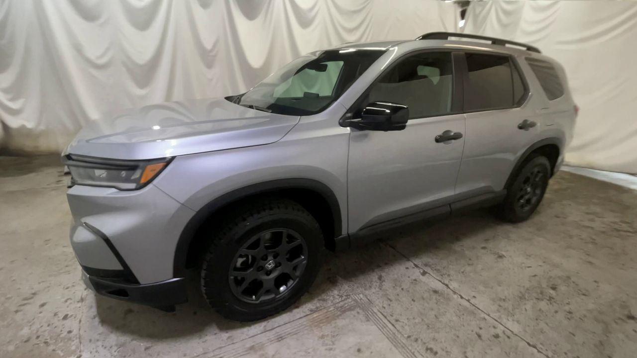 2025 Honda Pilot TrailSport - Lunar Silver Metallic exterior view 4