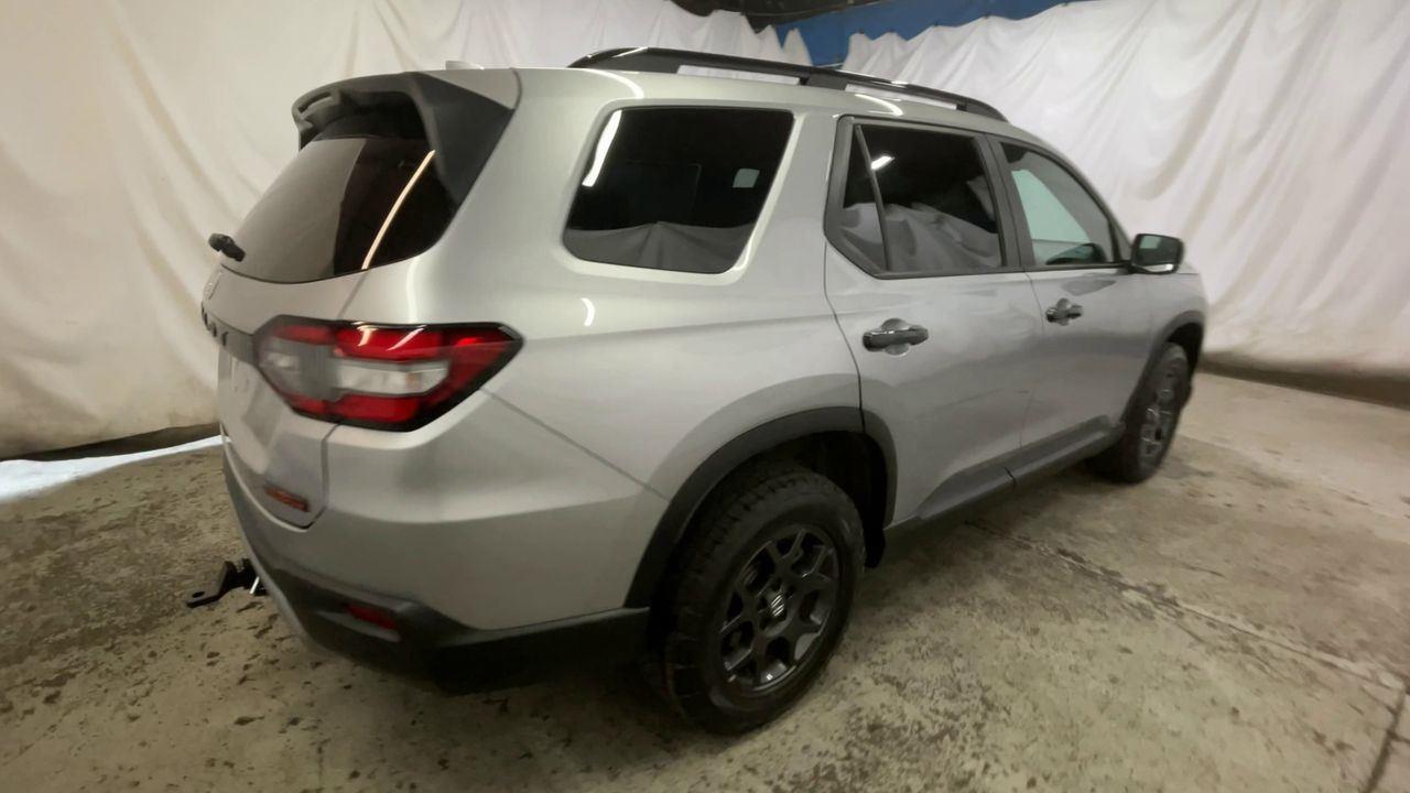 2025 Honda Pilot TrailSport - Lunar Silver Metallic exterior view 8