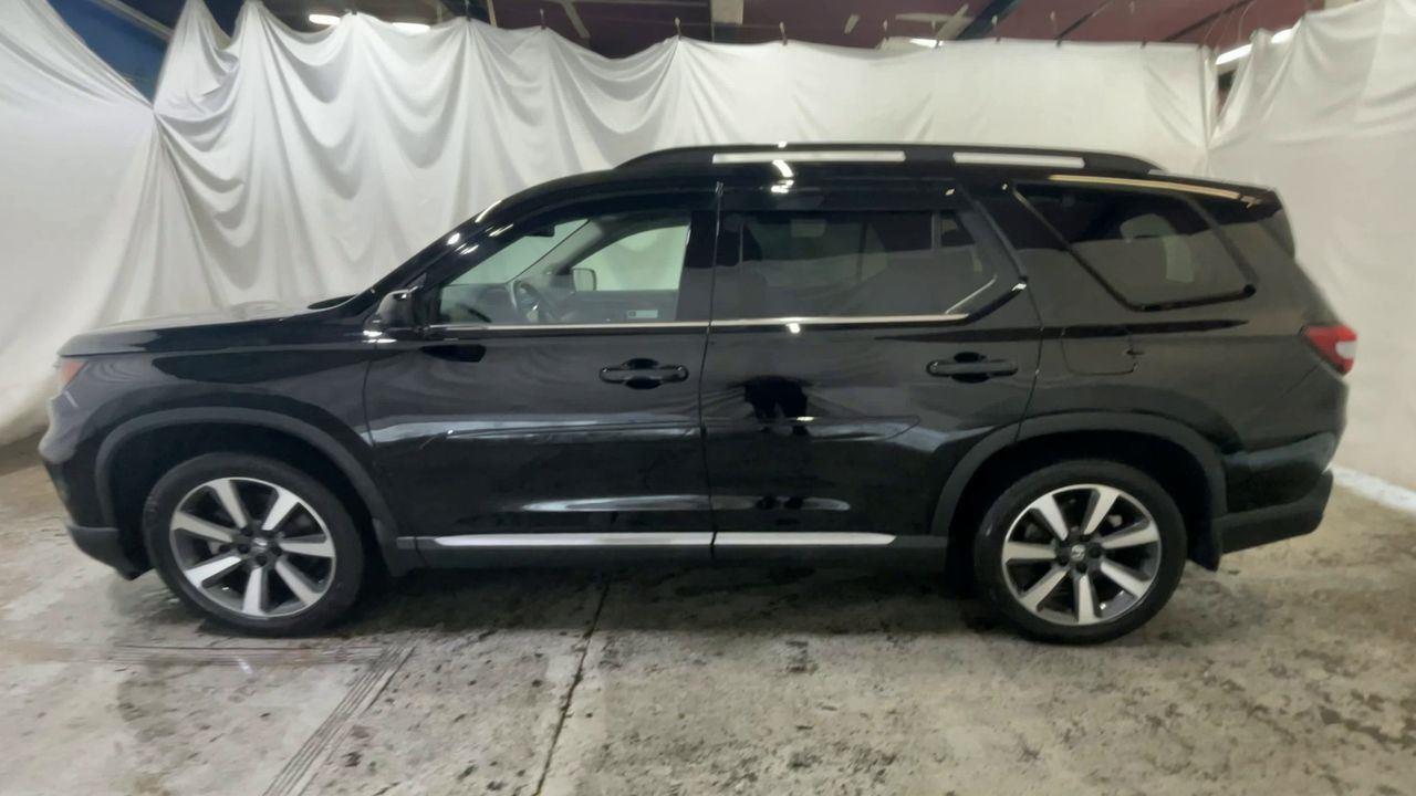 2024 Honda Pilot Touring - Crystal Black Pearl exterior view 5