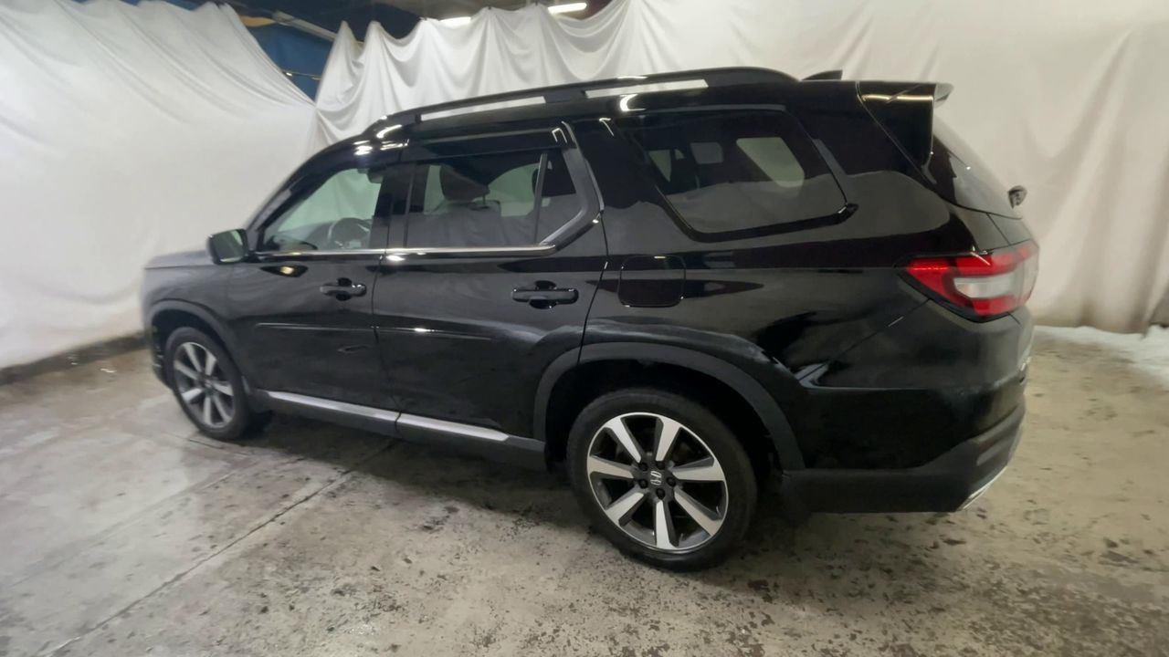 2024 Honda Pilot Touring - Crystal Black Pearl exterior view 6