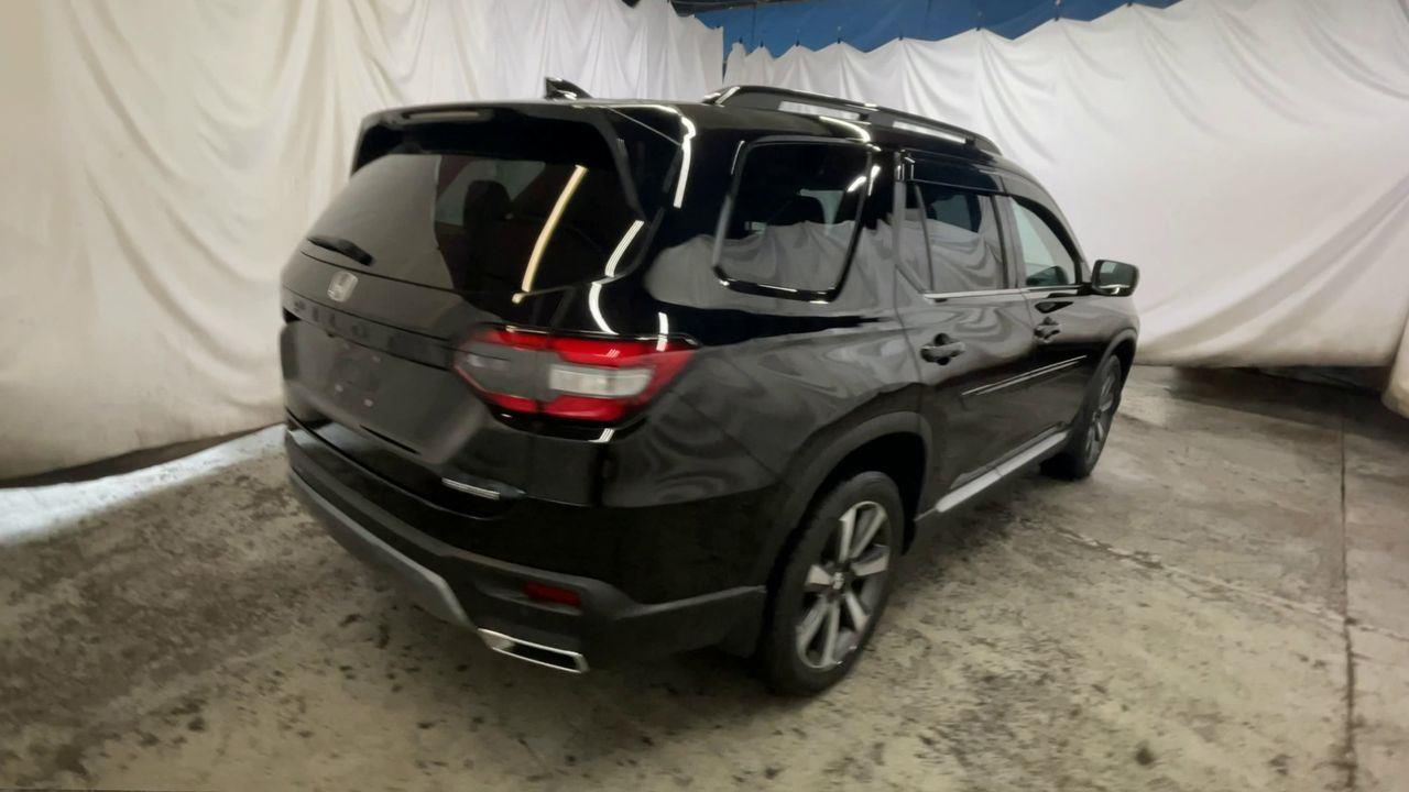 2024 Honda Pilot Touring - Crystal Black Pearl exterior view 8