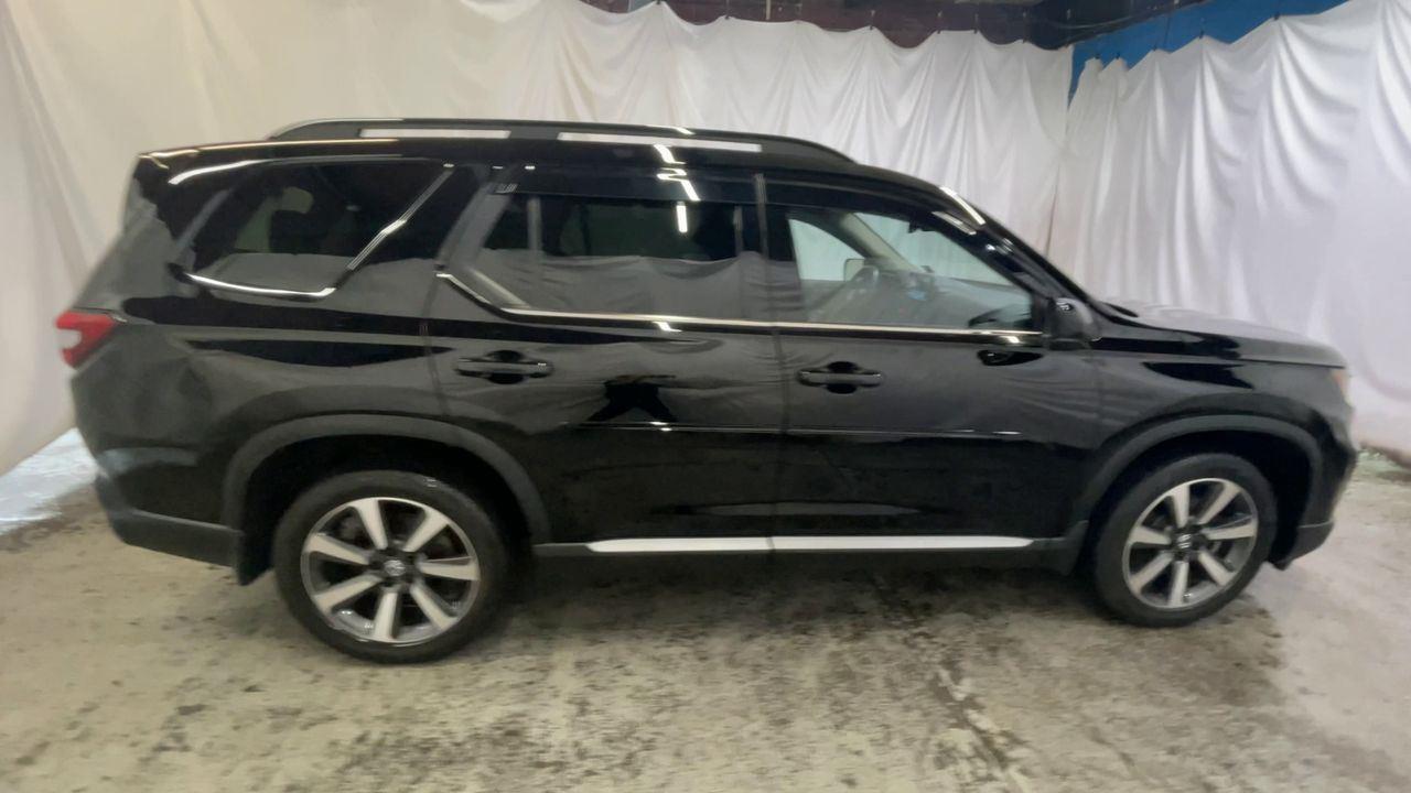 2024 Honda Pilot Touring - Crystal Black Pearl exterior view 9