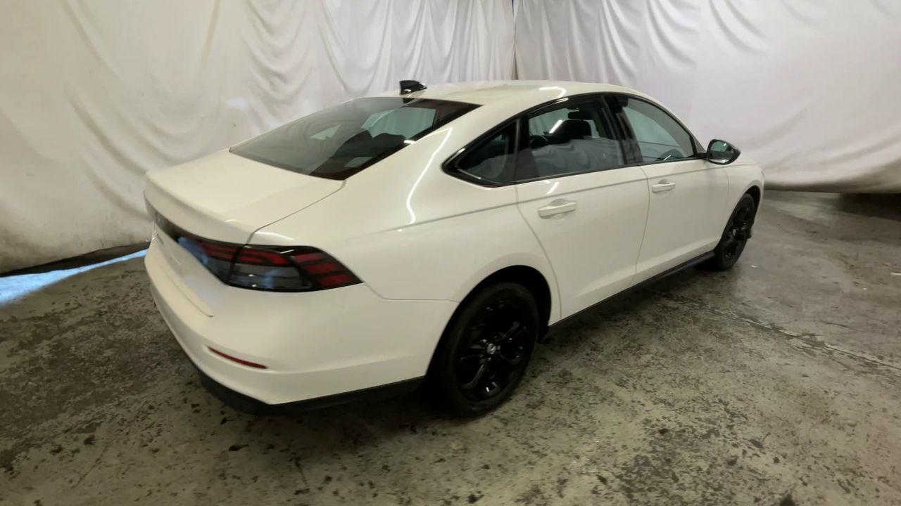 2025 Honda Accord Sedan SE - Platinum White Pearl exterior view 8