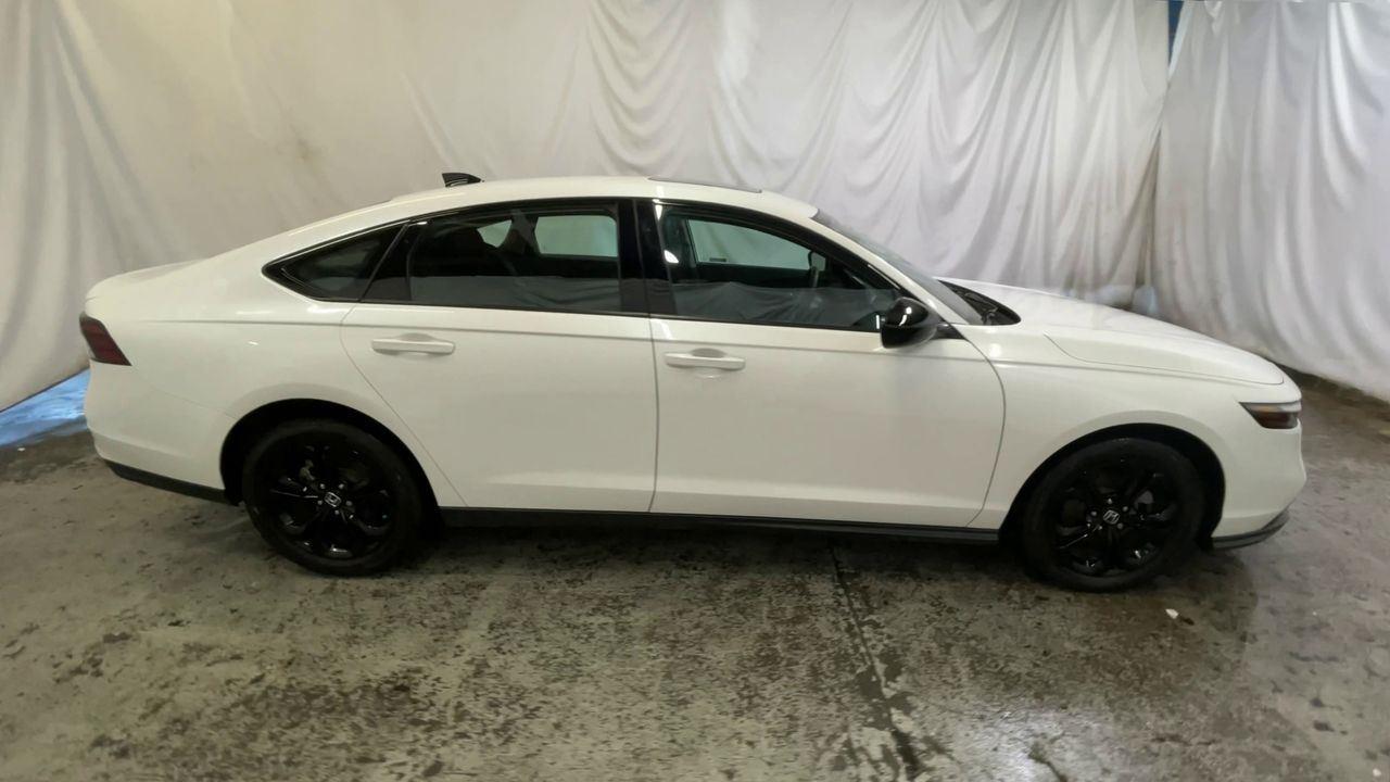 2025 Honda Accord Sedan SE - Platinum White Pearl exterior view 9