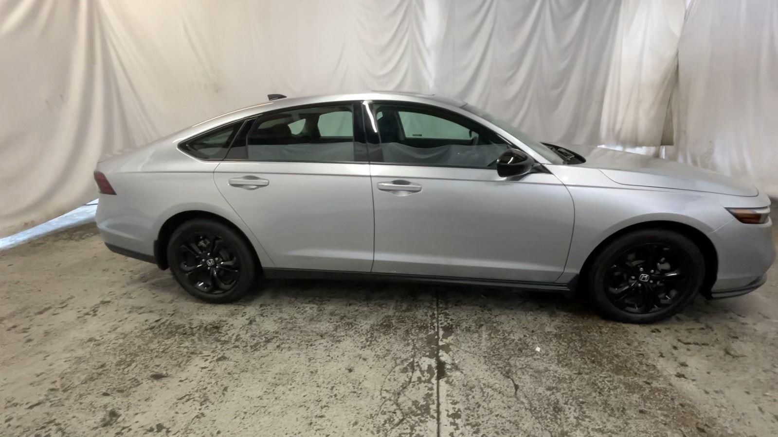 2025 Honda Accord Sedan SE - Solar Silver Metallic exterior view 4