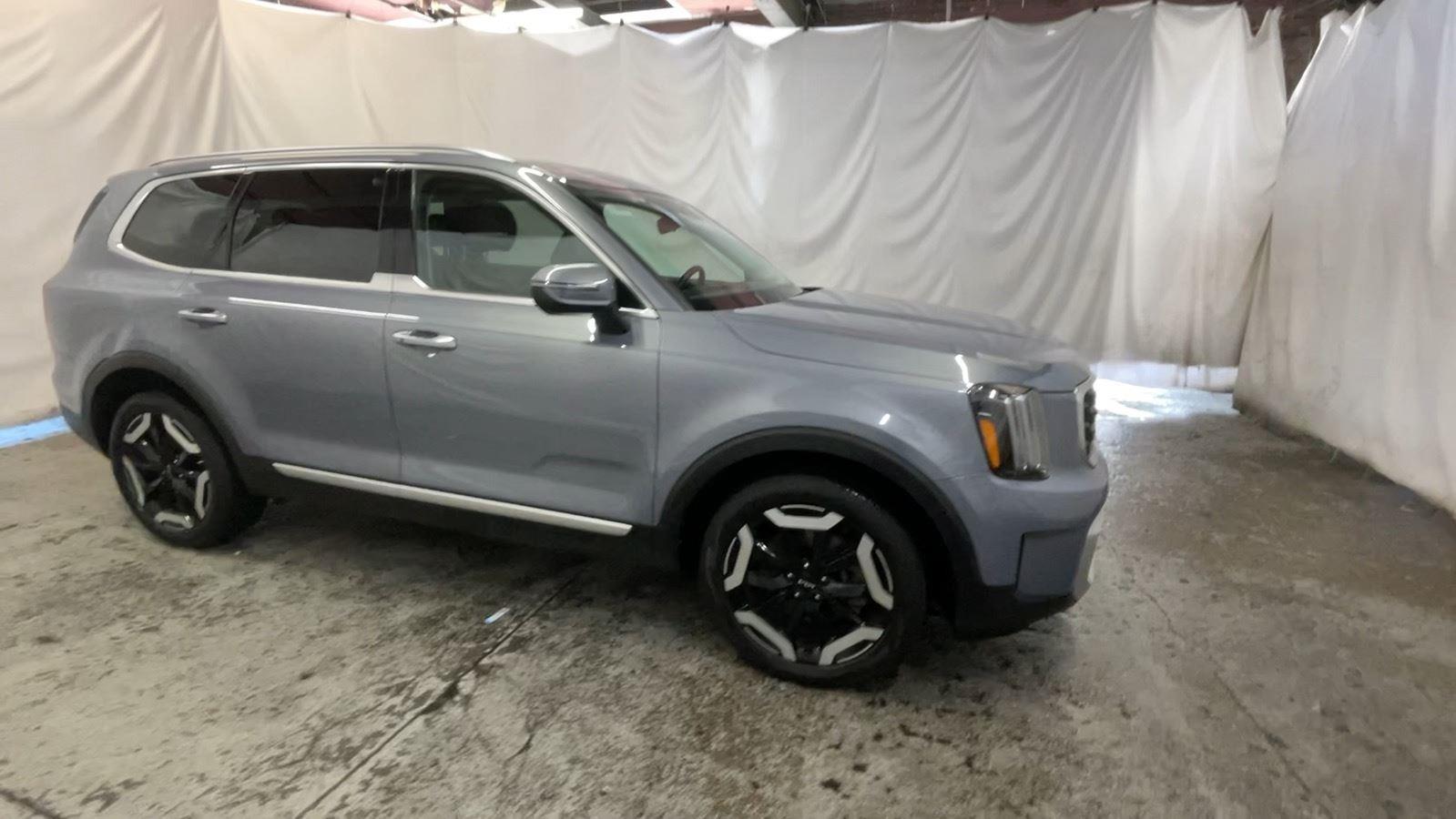 2024 Kia Telluride S - Everlasting Silver exterior view 3