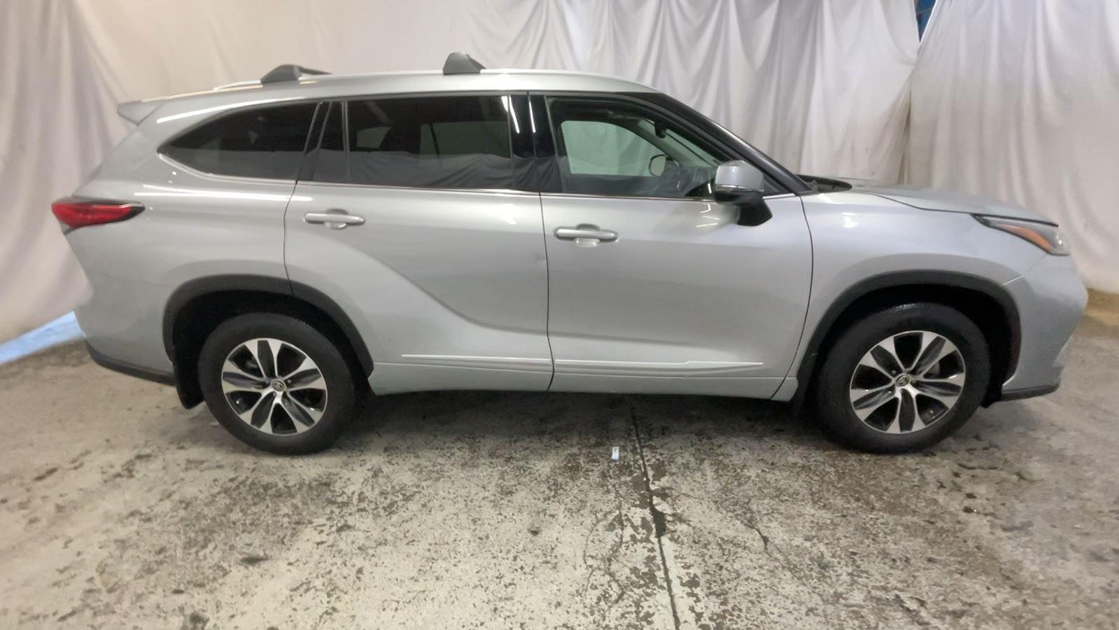 2022 Toyota Highlander XLE - Celestial Silver Metallic exterior view 4