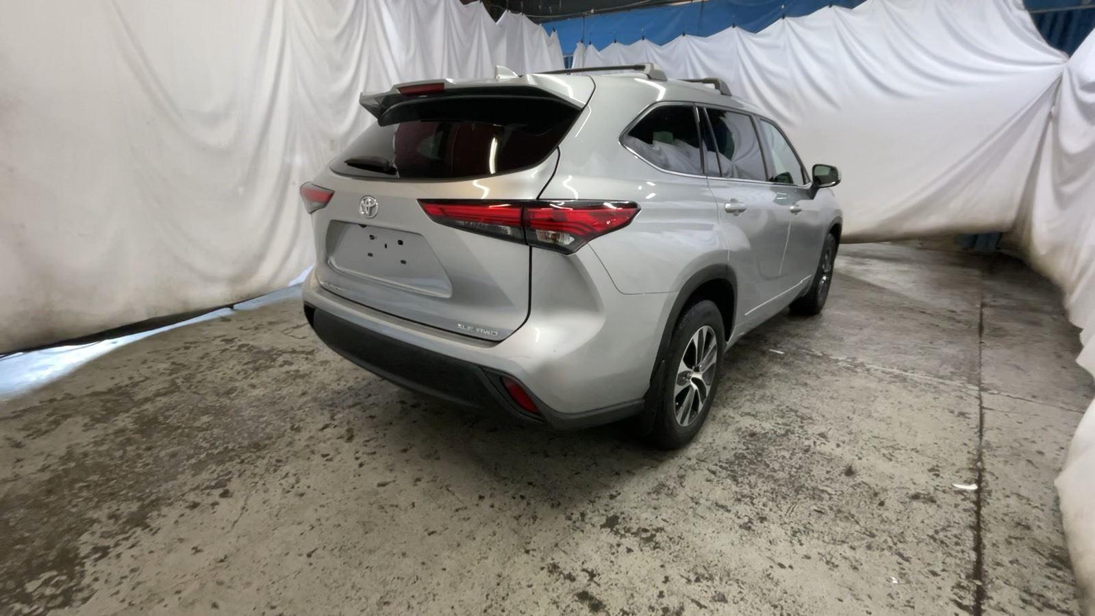 2022 Toyota Highlander XLE - Celestial Silver Metallic exterior view 5
