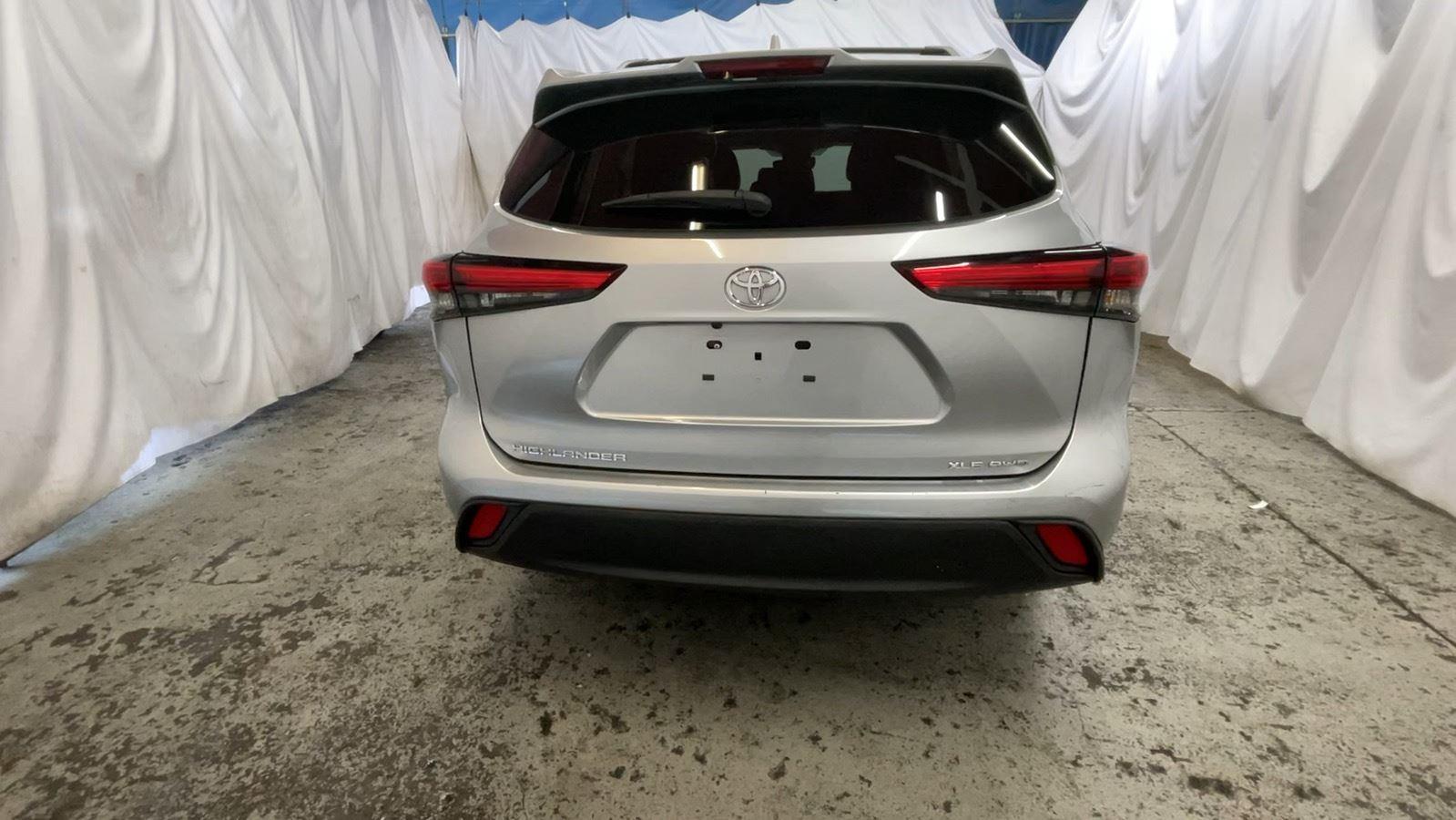 2022 Toyota Highlander XLE - Celestial Silver Metallic exterior view 7