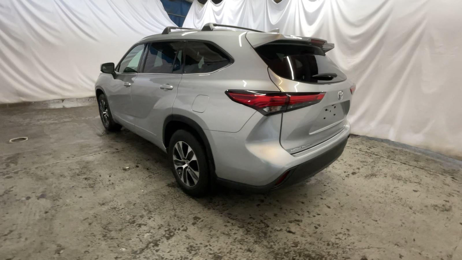 2022 Toyota Highlander XLE - Celestial Silver Metallic exterior view 8