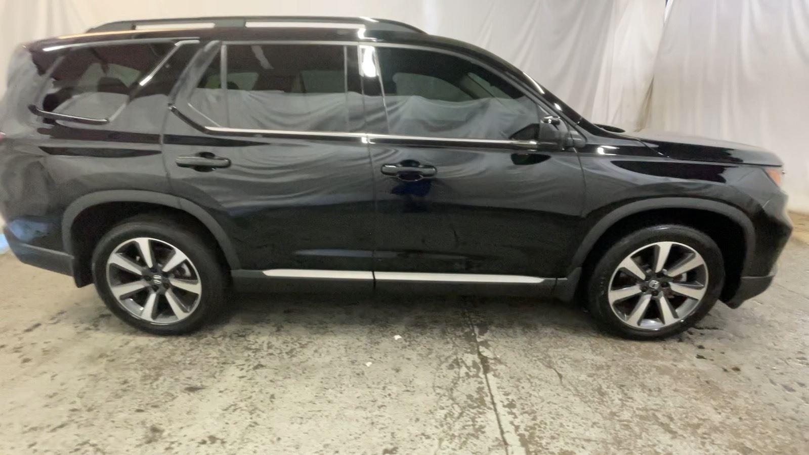 2024 Honda Pilot Elite - Crystal Black Pearl exterior view 4