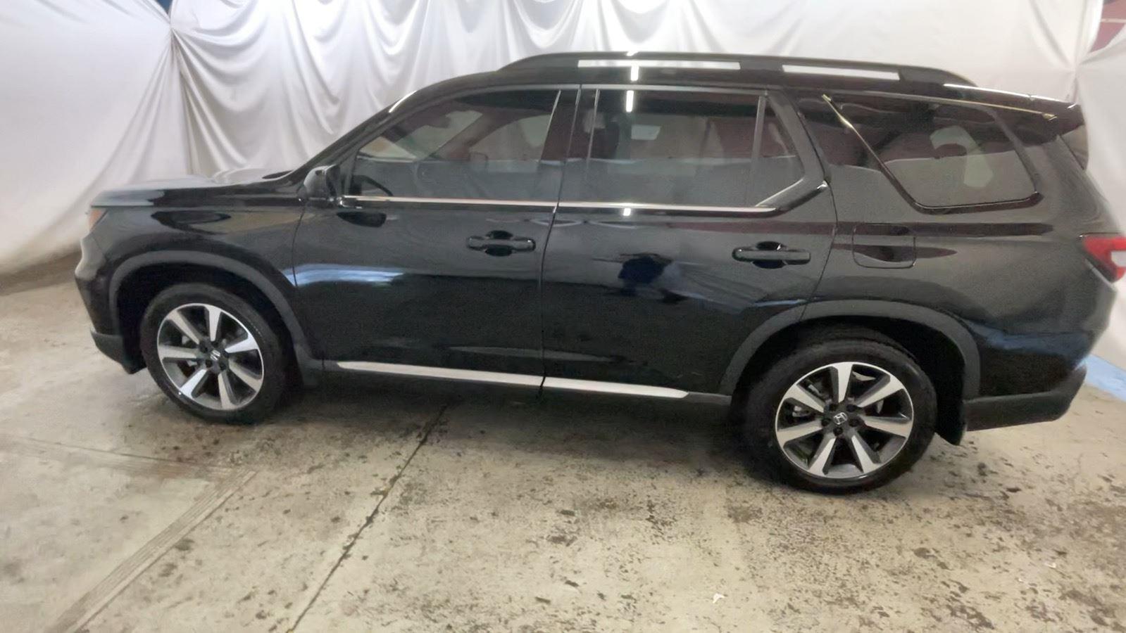 2024 Honda Pilot Elite - Crystal Black Pearl exterior view 10