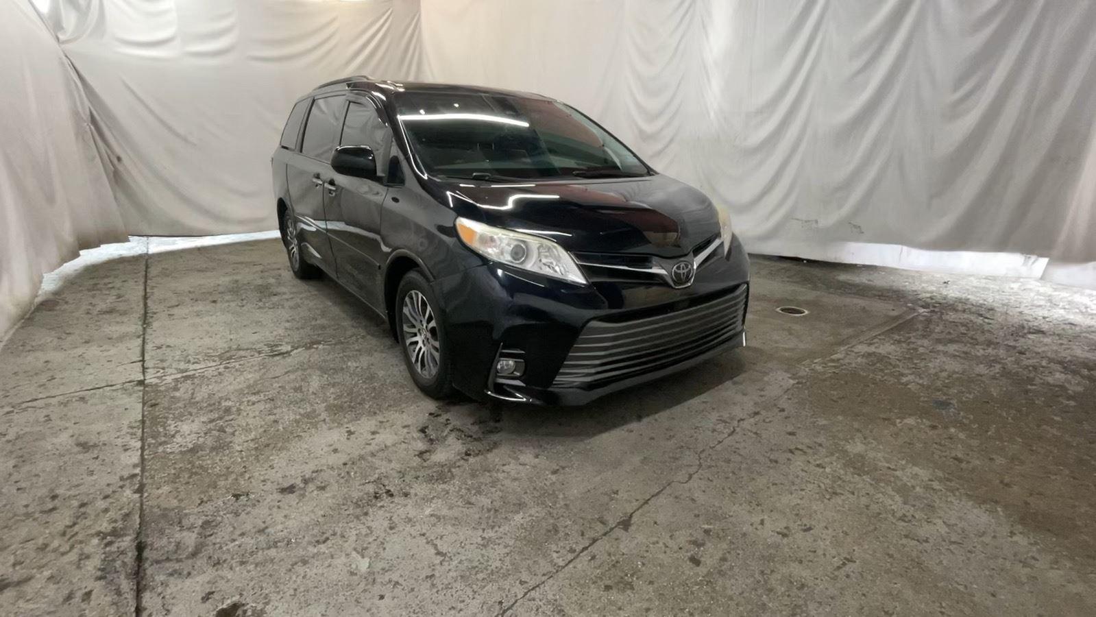 Midnight Black Metallic 2018 Toyota Sienna Minivan Front-Wheel Drive Automatic