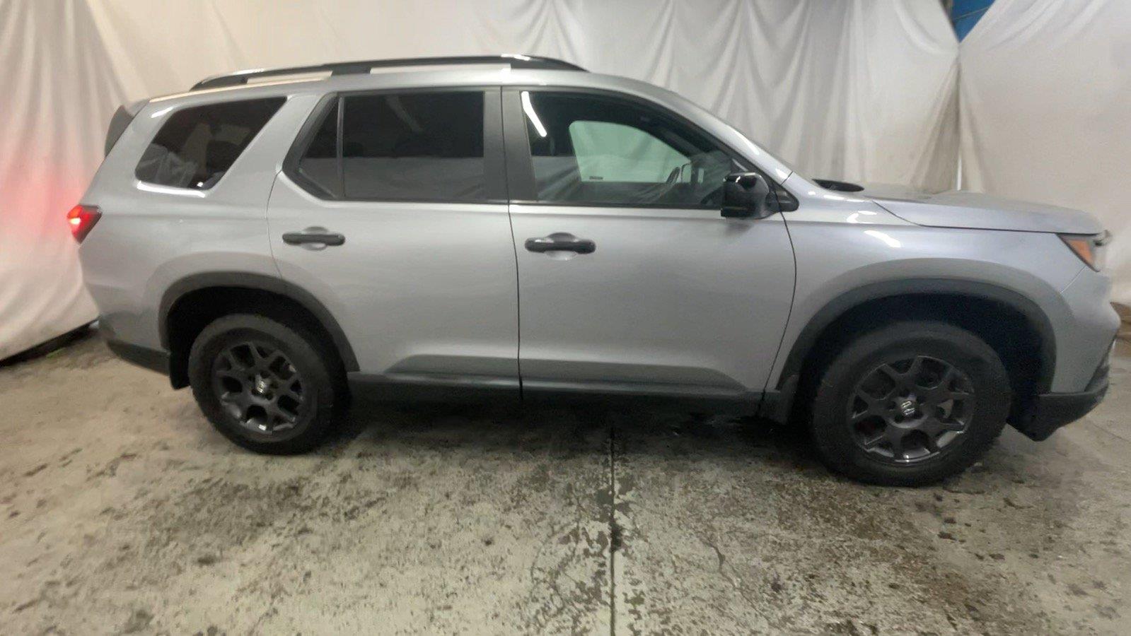 2025 Honda Pilot TrailSport - Lunar Silver Metallic exterior view 4