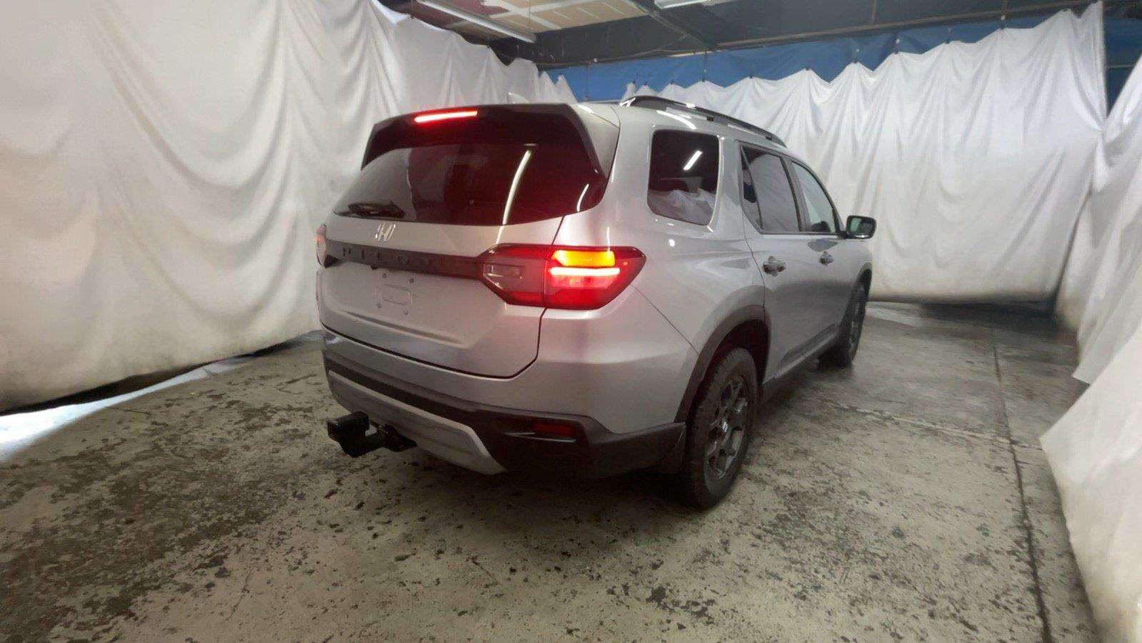 2025 Honda Pilot TrailSport - Lunar Silver Metallic exterior view 6