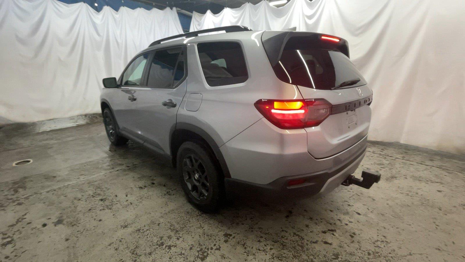 2025 Honda Pilot TrailSport - Lunar Silver Metallic exterior view 9