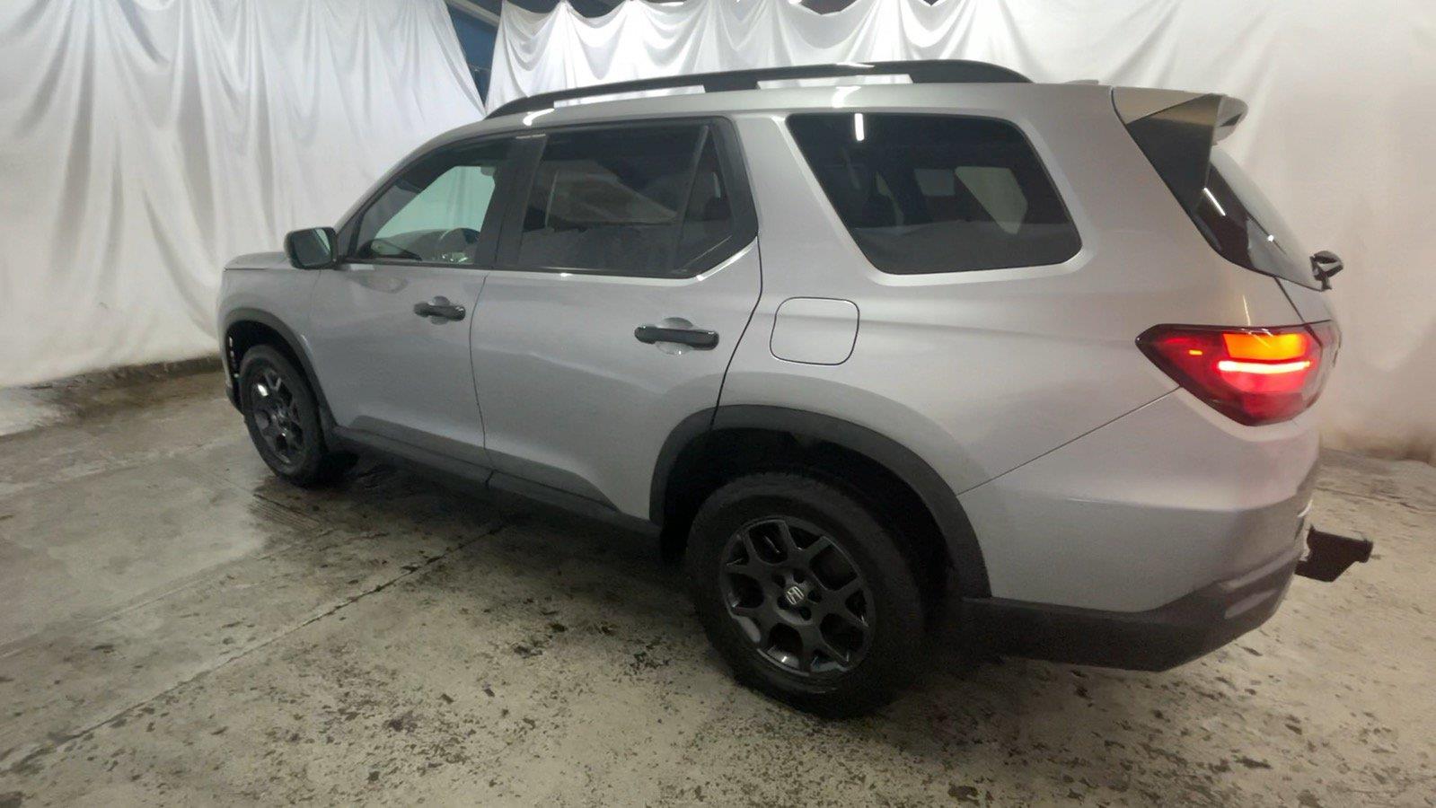 2025 Honda Pilot TrailSport - Lunar Silver Metallic exterior view 10