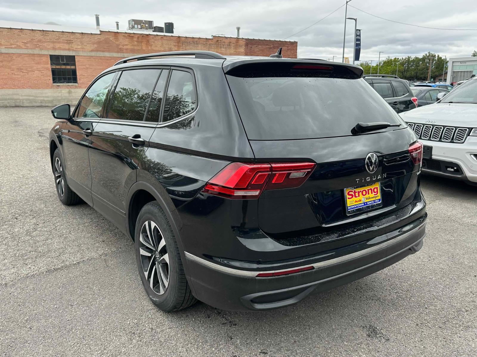 View vehicle photo 7