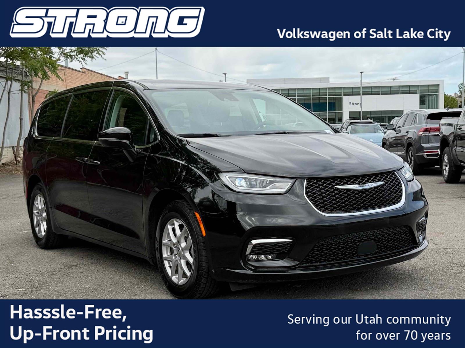 Diamond Black Crystal Pearlcoat 2024 Chrysler Pacifica Minivan Front-Wheel Drive 9-Speed Automatic