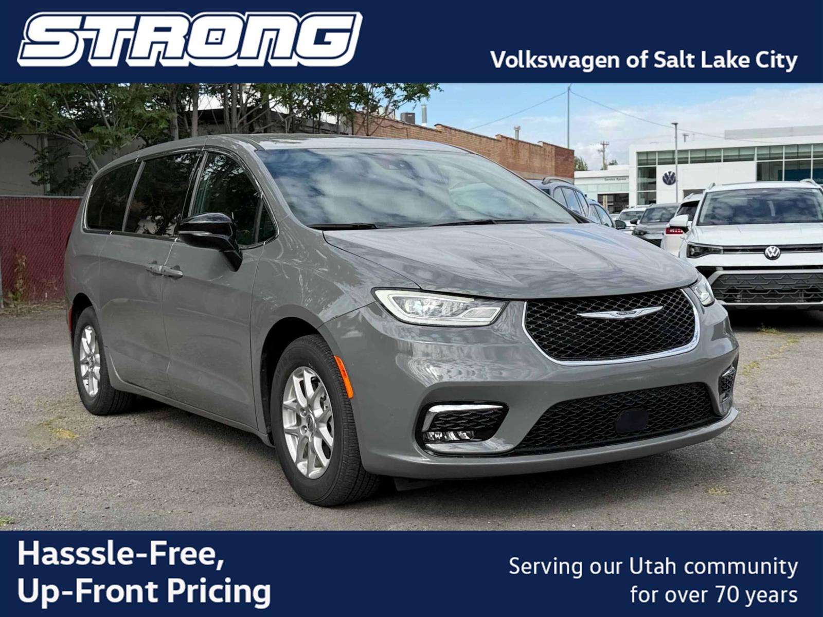 Ceramic Gray Clearcoat 2025 Chrysler Pacifica Minivan Front-Wheel Drive 9-Speed Automatic