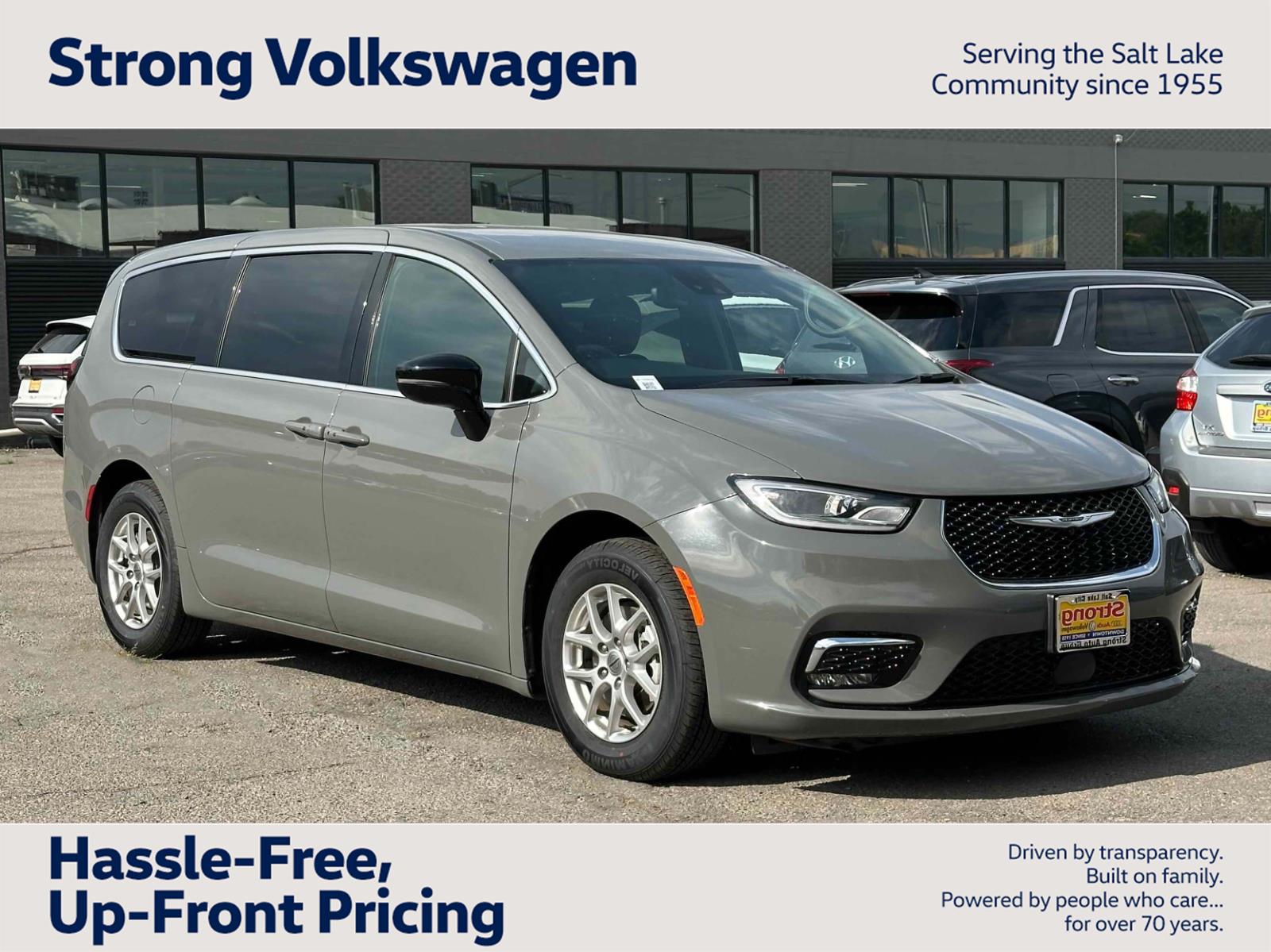 Ceramic Gray Clearcoat 2025 Chrysler Pacifica Minivan Front-Wheel Drive 9-Speed Automatic