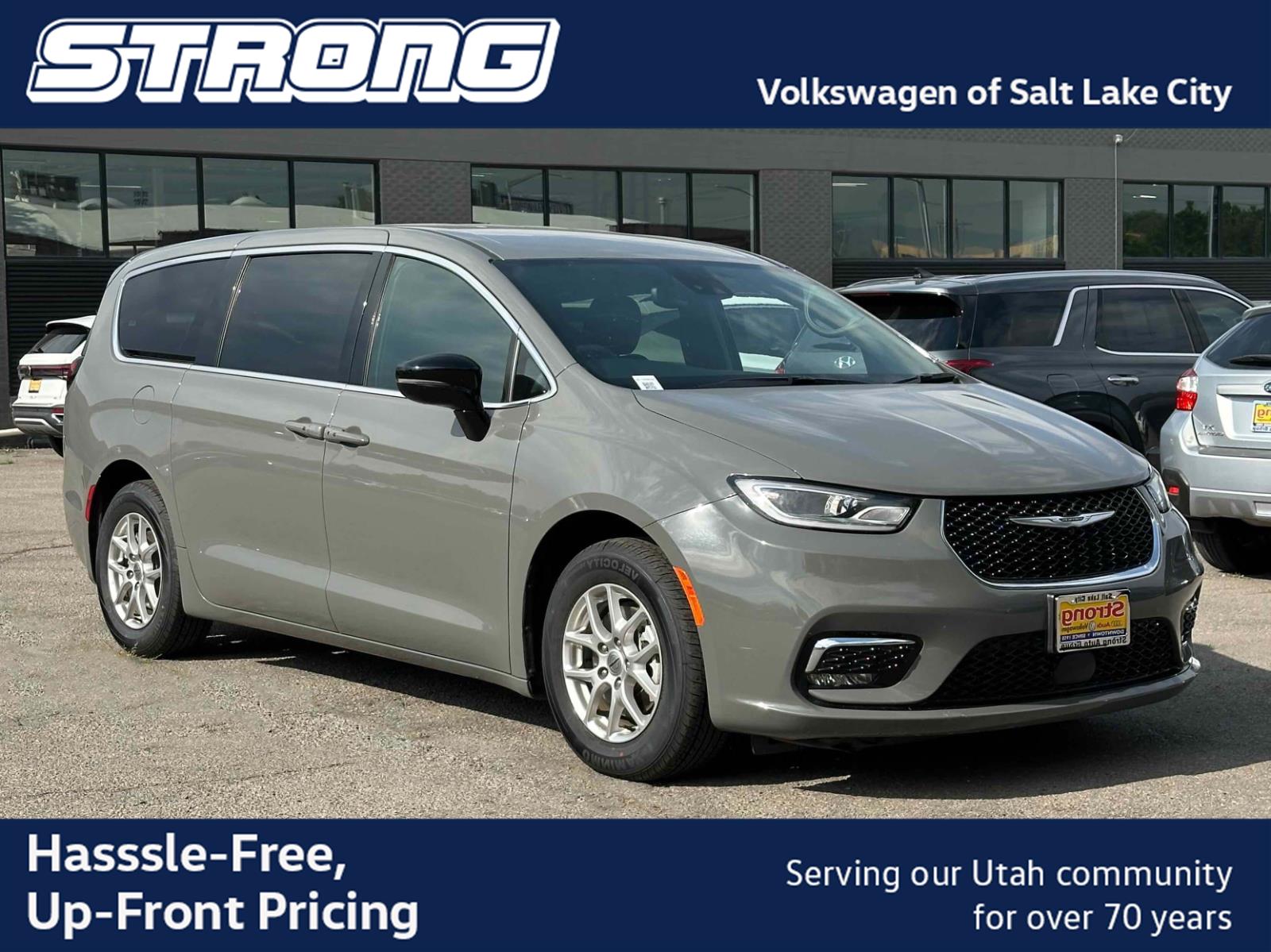 Ceramic Gray Clearcoat 2025 Chrysler Pacifica Minivan Front-Wheel Drive 9-Speed Automatic