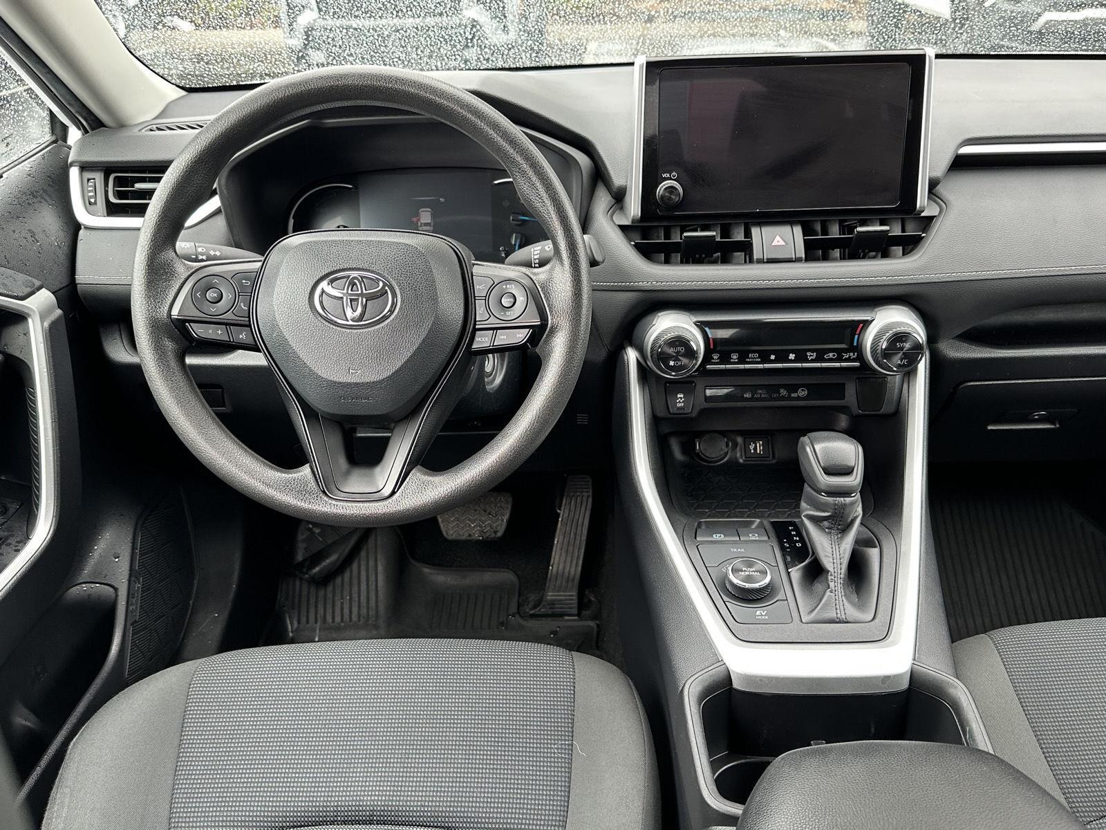 2024 Toyota RAV4 LE - Photo 6