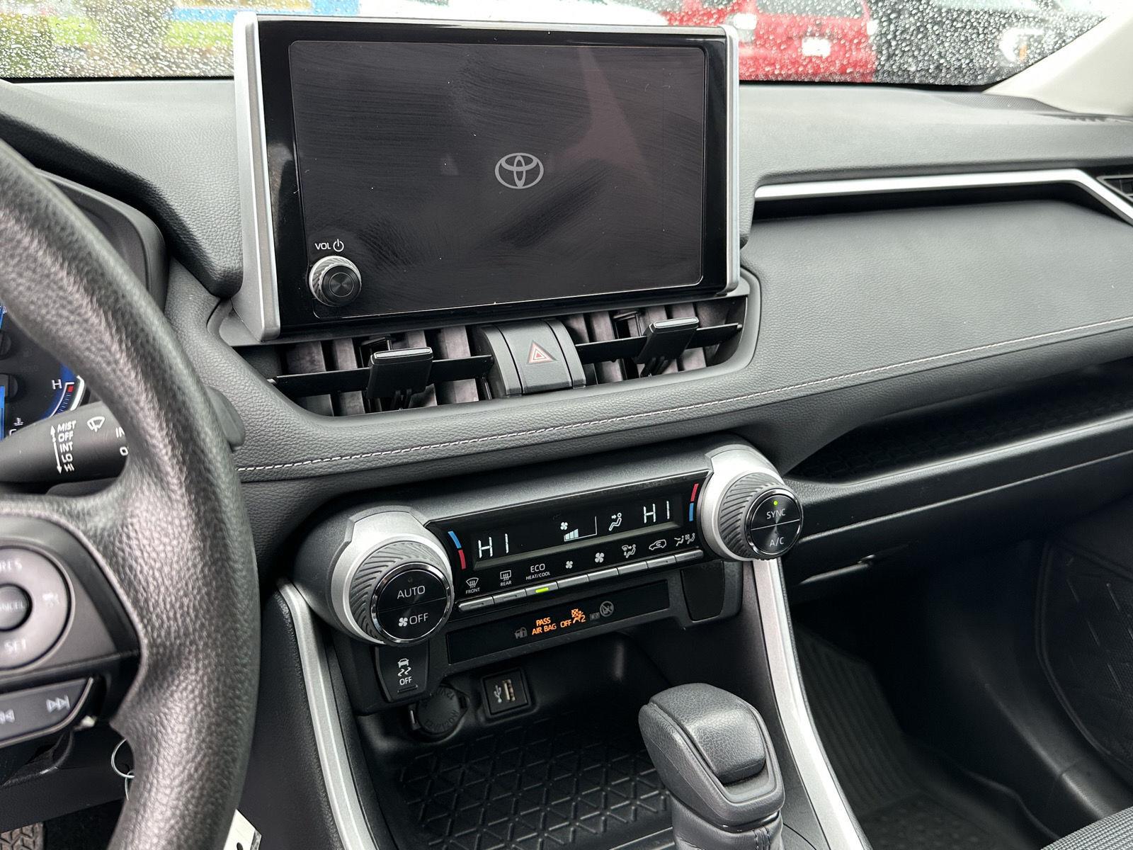 2024 Toyota RAV4 LE - Photo 8