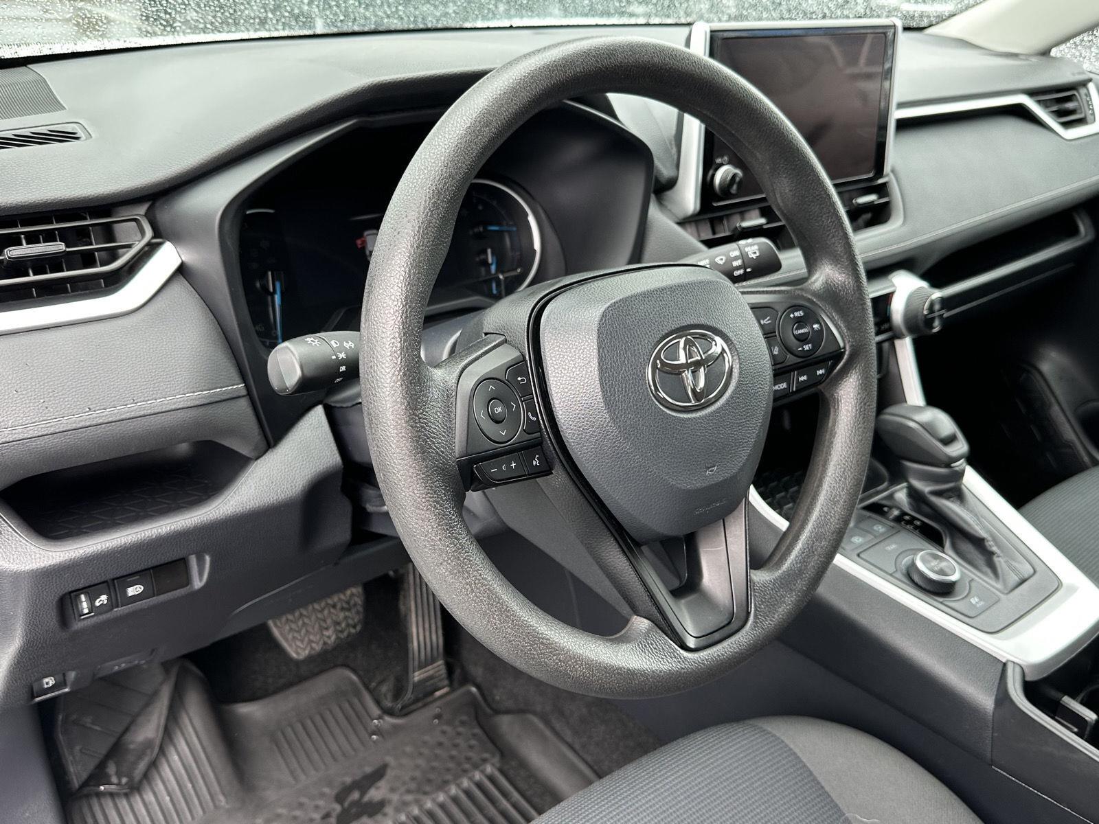2024 Toyota RAV4 LE - Photo 28