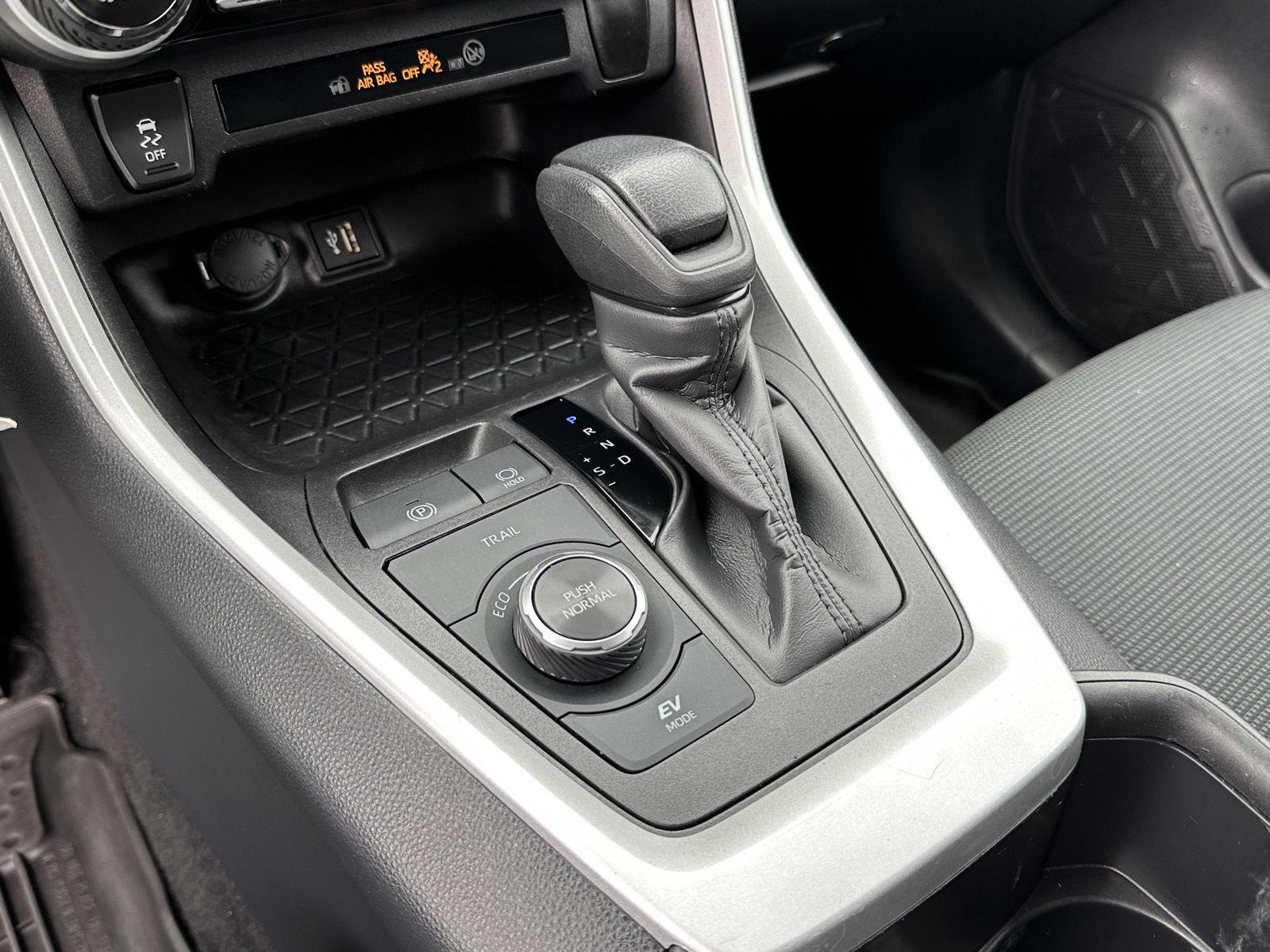 2024 Toyota RAV4 LE - Photo 35