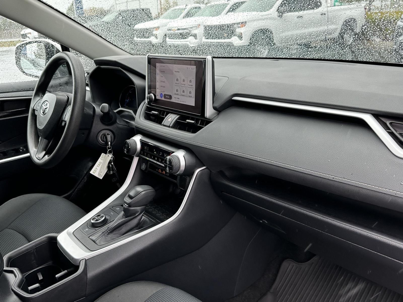 2024 Toyota RAV4 LE - Photo 38
