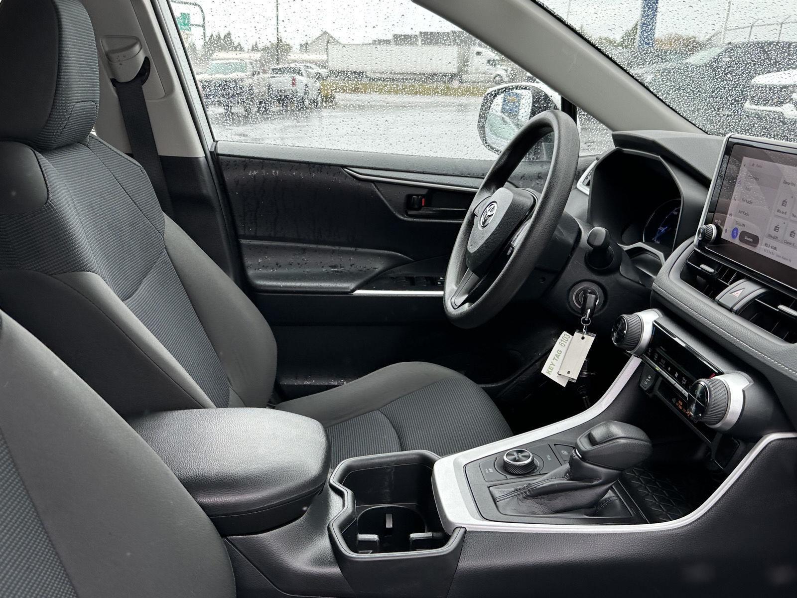 2024 Toyota RAV4 LE - Photo 39