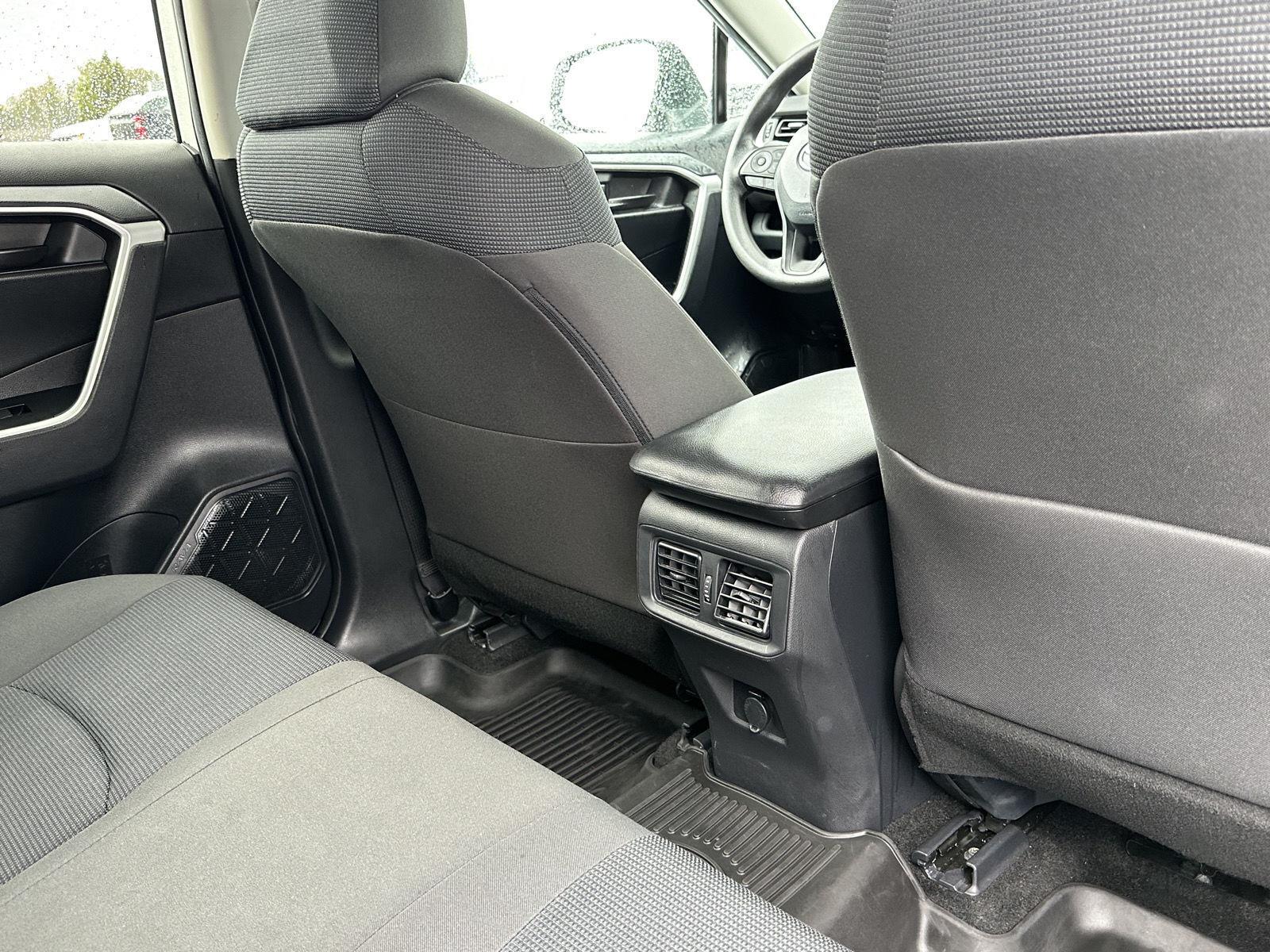 2024 Toyota RAV4 LE - Photo 41