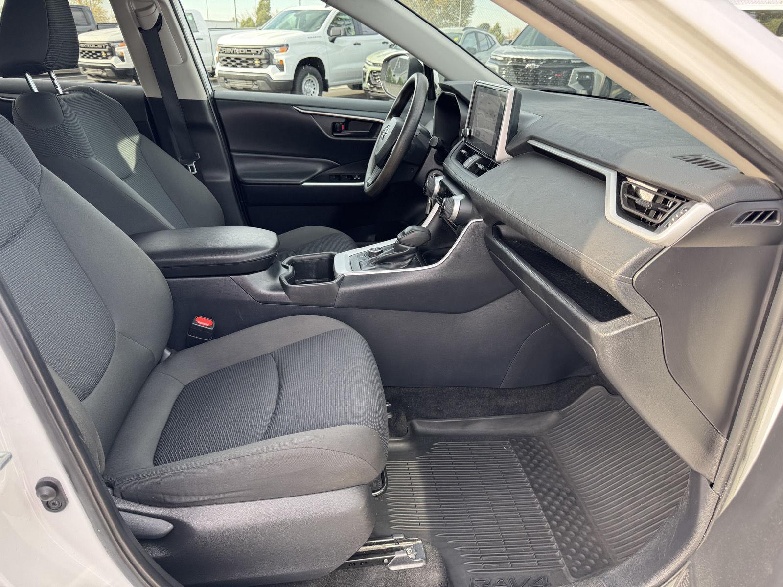 2024 Toyota RAV4 LE - Photo 6