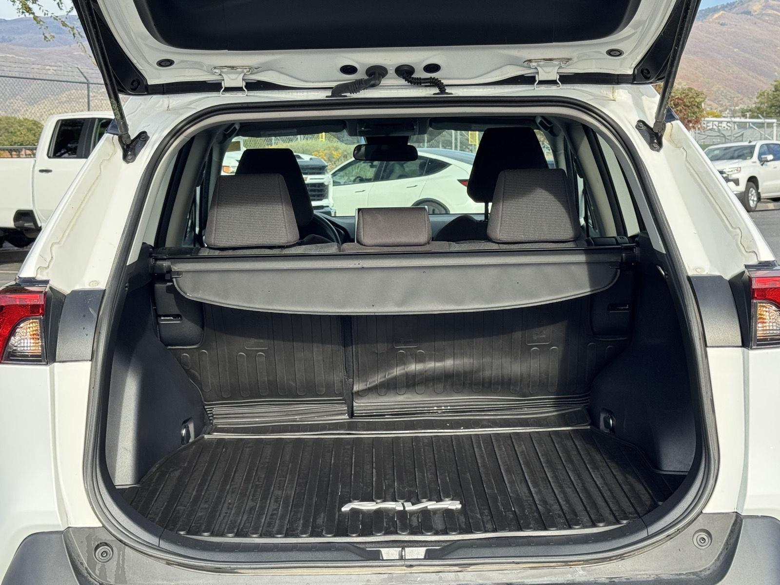 2024 Toyota RAV4 LE - Photo 8